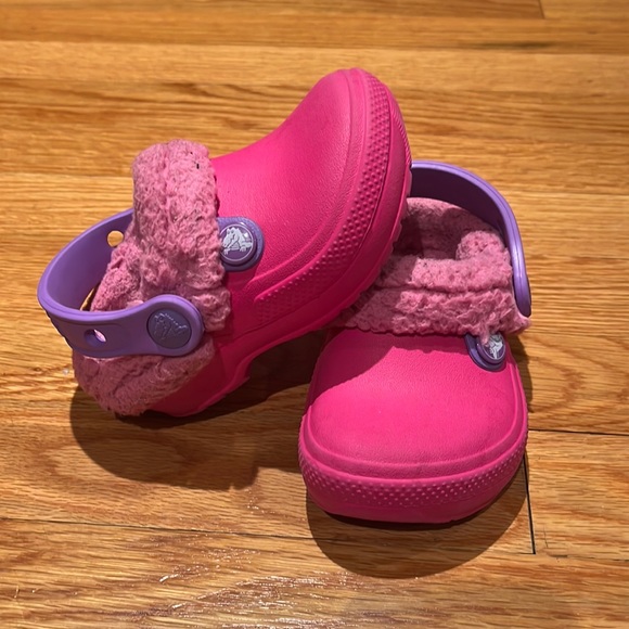 Toddler Girl Pink Crocs with Fur Lining Sz LITTLE KID 6 - Picture 1 of 6